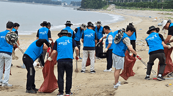 파란 조끼를 입고 정화활동 중인 단체