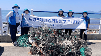 해변에 모여 단체 사진을 찍는 참여자들